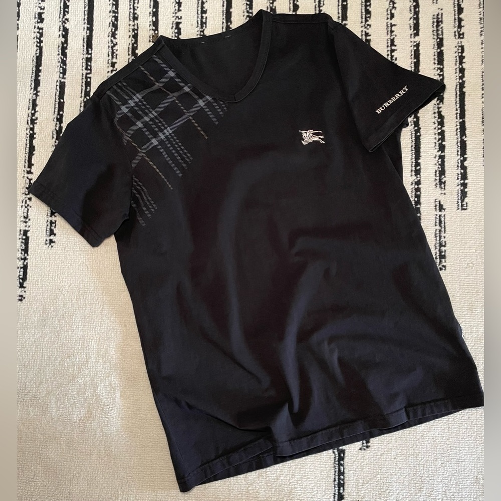 Men’s Burberry V Neck T Shirt Medium
